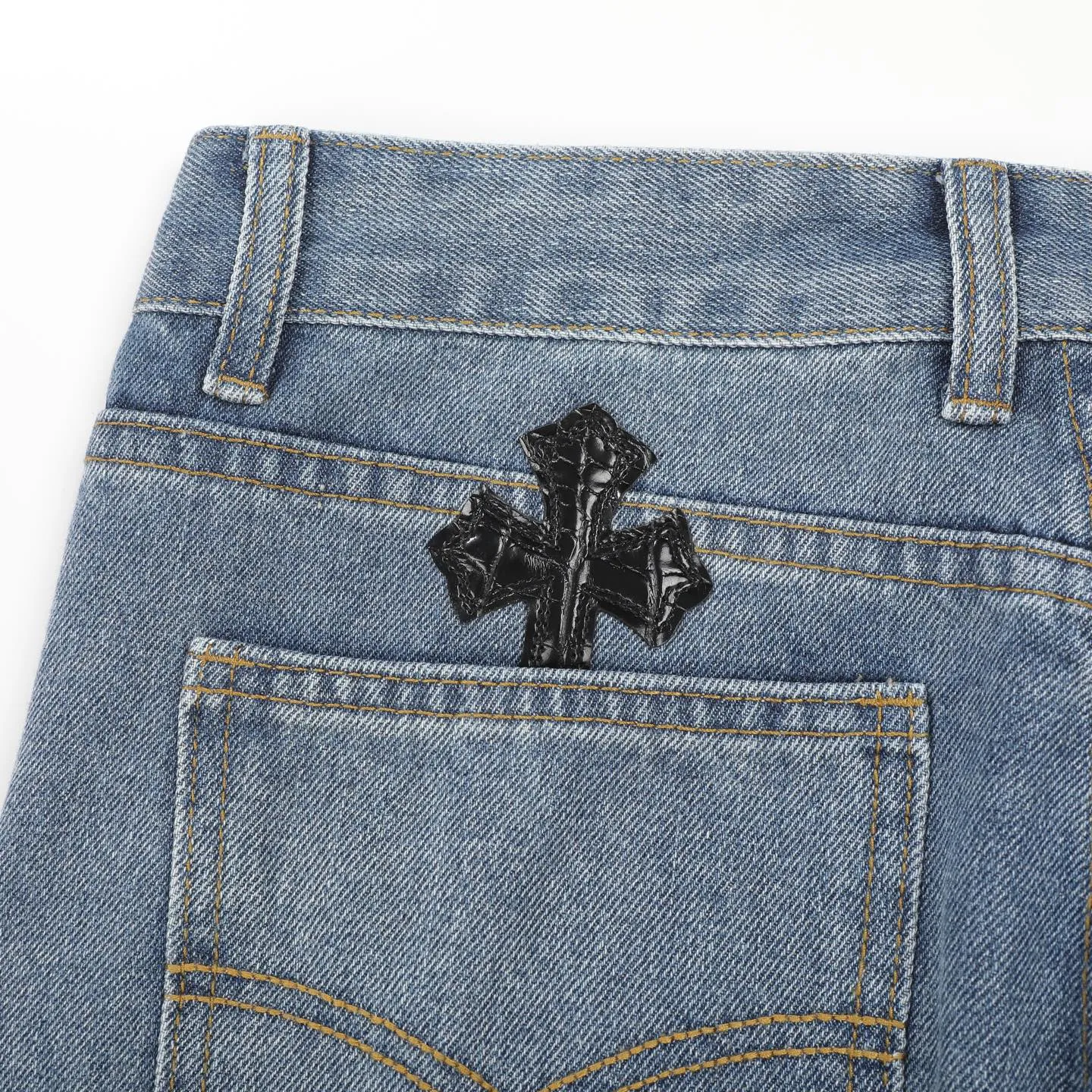 P240 Chrome hearts print stitching black leather classic washed jeans. Really restores the ultimate vintage texture. Three-dimensional version. Loose and comfortable, not picky on the figure. Looks taller and slimmer. Factory precision. Original factory quality control. Same style for men and women. Can be matched with couples. Versatile recommendation. Must-have jeans for all seasons. Fashionistas have been disappointed. From the quality selection of fabrics, the tailoring of details, and the matching of patterns, they are all impeccable! The upper body is so handsome when worn...it can be easily worn by men, women and children! The craftsmanship is made of heavy-duty washed pure cotton denim fabric. After washing, it is soft and thick. It is very stylish when worn on the body. Color: blue Size: 28 30 32 34 36